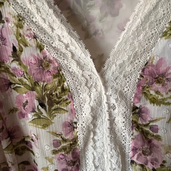 torrid Cream Floral Lace-Trim V-Neck Blouse - Picture 3 of 4